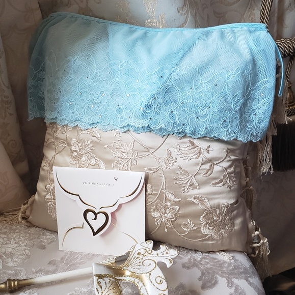 VS- Limited Edition Dream Angel's Lingerie Set - Picture 6 of 10